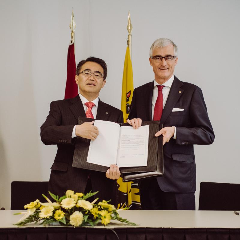 Minister-President of Flanders Bourgeois and Governor Ohmura of Aichi Prefecture (Japan) signed a friendship memorandum