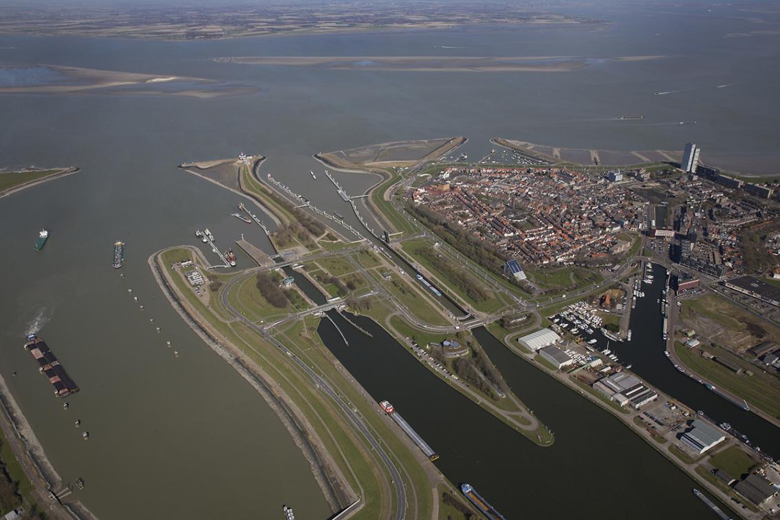The new sea lock between Terneuzen and the Port of Ghent totals an investment of EUR 850 million.